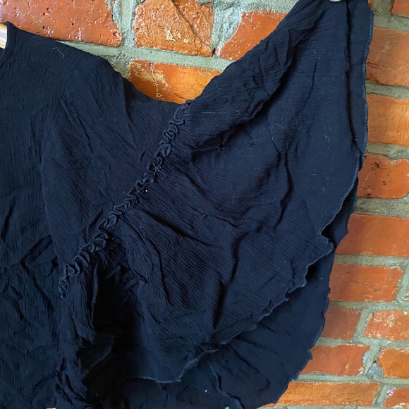 Black Flair Sleeve Top - Picture 3 of 4